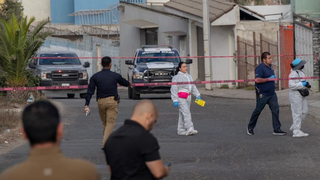 Asesinan a subcomandante de la FGE al salir de su casa en Tijuana