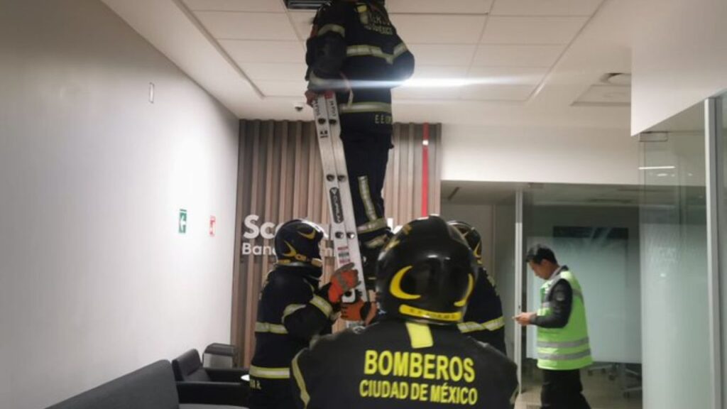 Corto circuito genera movilización de bomberos en un banco de Plaza Inn