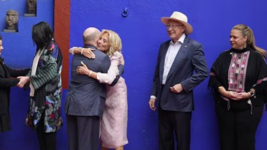 Se da ‘escapadita’ Jill Biden al Museo Frida Kahlo antes de regresar a EUA