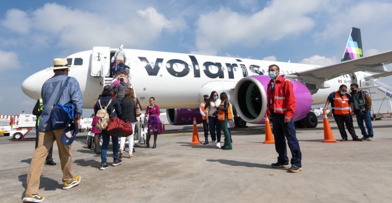 TERROR EN EL AIRE: PASAJERO DE VOLARIS INTENTA DESVIAR VUELO A EU