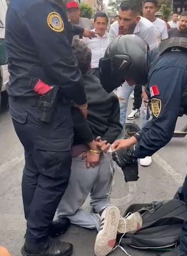 “NO CHILLES, RATA”: COMERCIANTES CAPTURAN A JOVEN POR INTENTO DE ROBO EN CDMX