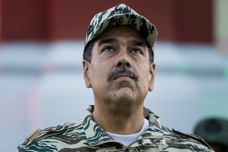 MADURO RESPONDE A LA PRESIÓN INTERNACIONAL CON MANIOBRAS MILITARES