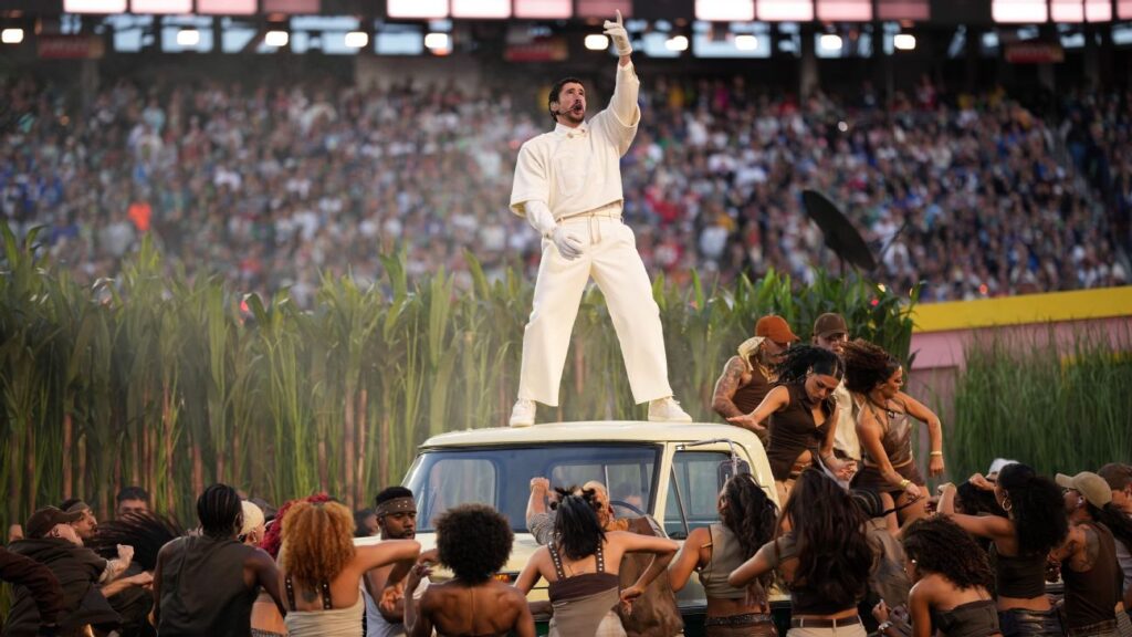 Bad Bunny arrasa en el halftime del Super Bowl LX: Fiesta latina histórica con boda real y mensaje de unión