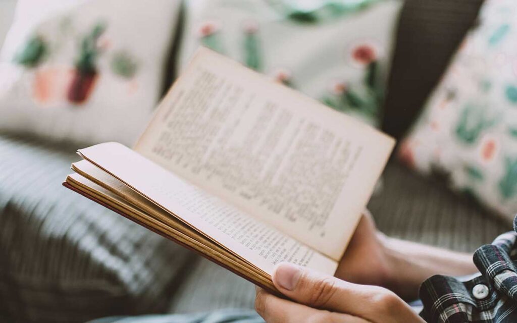 Élmer Mendoza recibe homenaje en Feria de Coyoacán y reflexiona sobre su legado literario