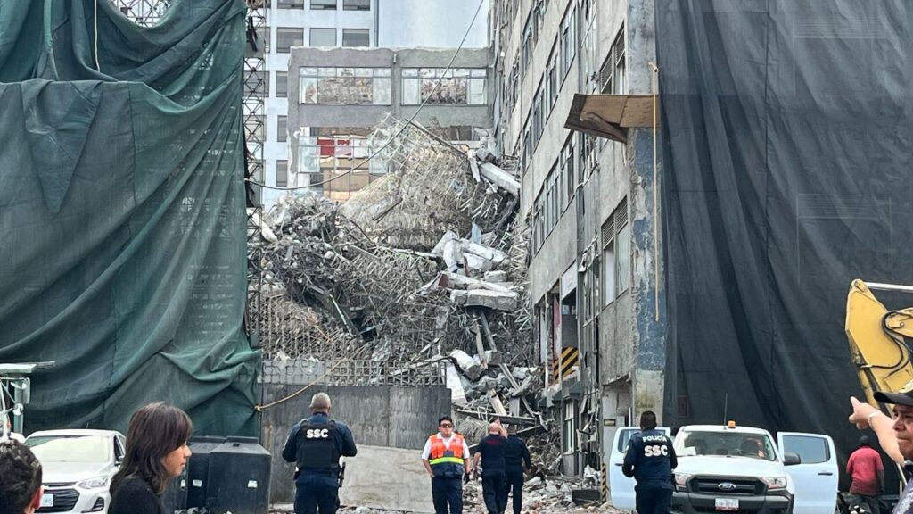Colapsa edificio en demolición en San Antonio Abad; hay un muerto y un lesionado