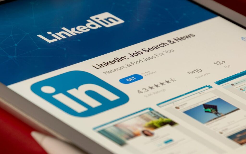 Despidos masivos en sector tecnológico por IA y acusaciones de espionaje contra LinkedIn