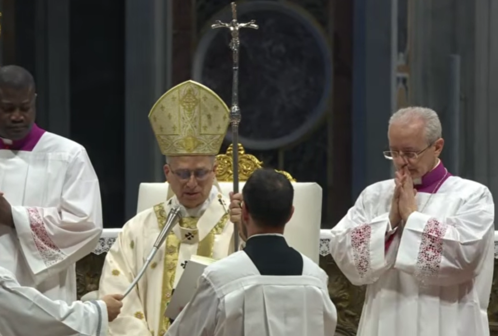 León XIV preside ritos de Semana Santa en Roma y llama a evangelizar con humildad
