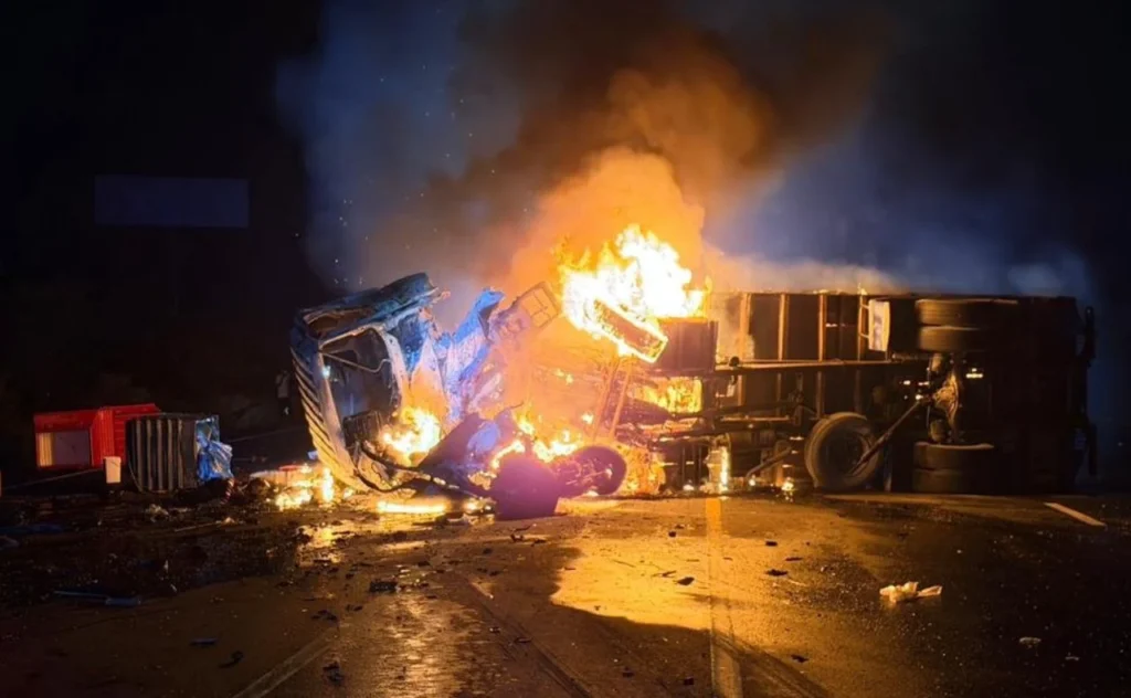 Choque entre camión y vehículo en Ecuador deja 10 muertos tras incendio
