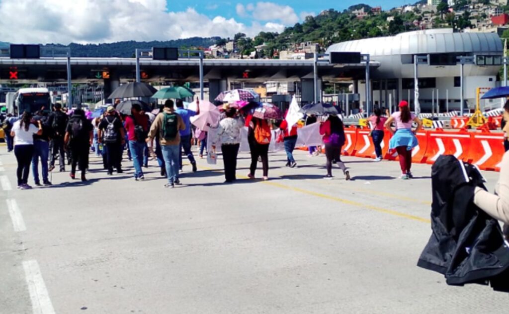 CNTE toma tres casetas en CDMX y Edomex; Sheinbaum descarta reunión