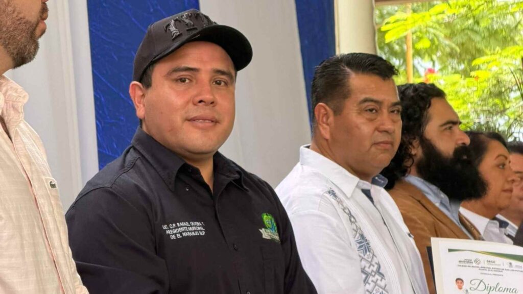 Alcalde de El Naranjo invita a papás a festejar con ‘chicas buena onda’ y sin niños