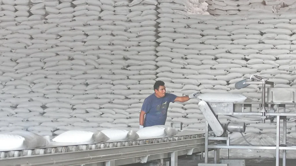 Sobreoferta de azúcar presiona precios en el mercado mexicano