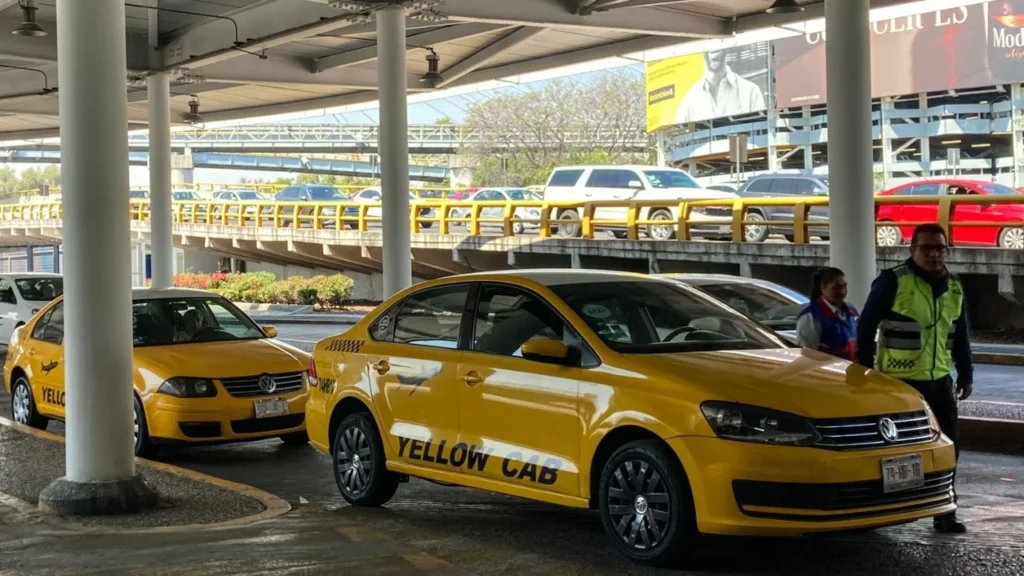 Permisionarios del AICM denuncian operación irregular de taxis Casadey bajo amparo federal