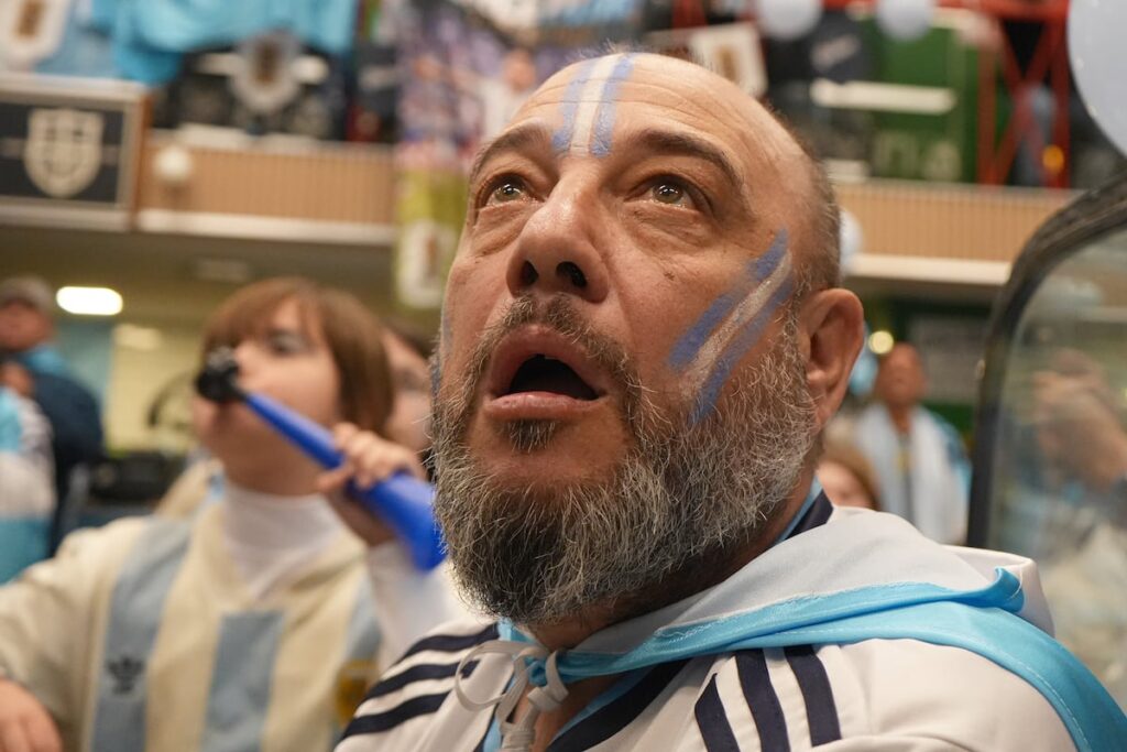Caparrós y Villoro retoman su correspondencia literaria tras el arranque del Mundial 2026