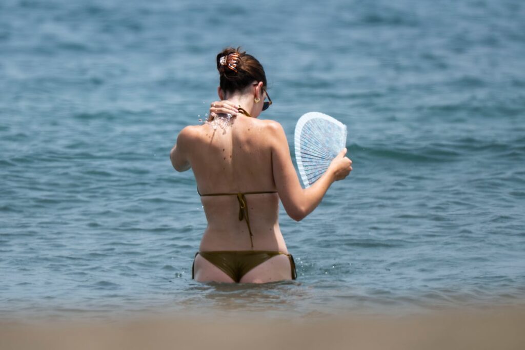 El bikini tanga se consolida como tendencia principal en Europa para el verano 2026