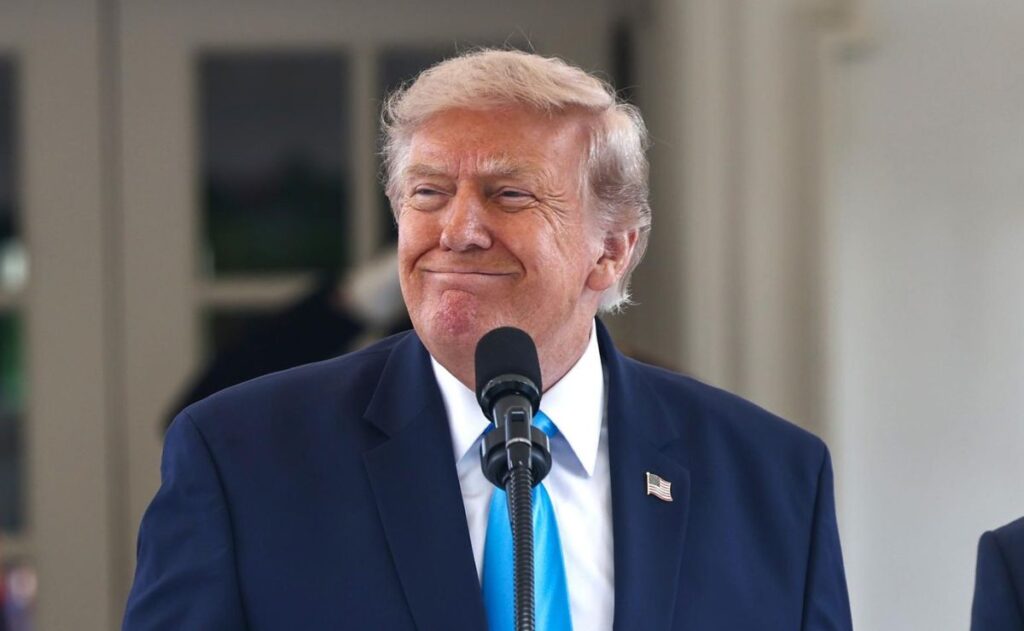 Trump amenaza a Irán con mantener bloqueo naval hasta lograr acuerdo o rendición total